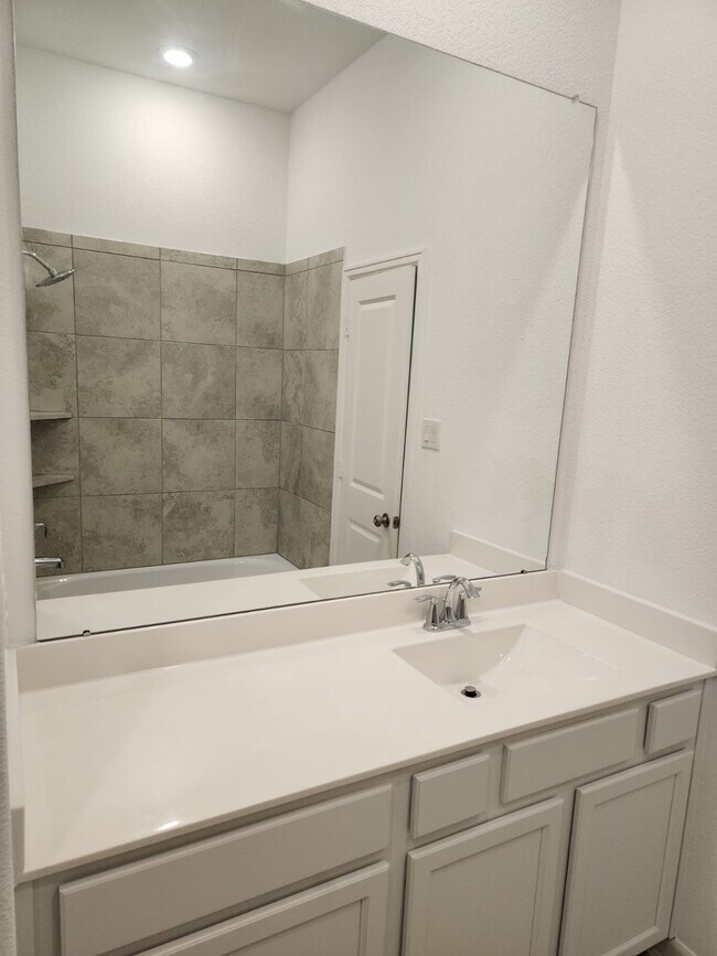 Building Photo - 5003 Twin Summit Dr