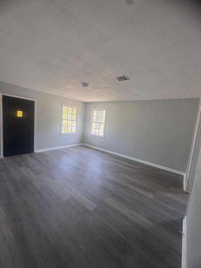 Building Photo - Newly Renovated Southlawn Home