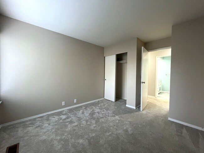 Building Photo - 2 Bed 2 Bath Corner Condo ~ Cedar Mill w/ Washer & Dryer, Parking and Pool! Convenient to Nike, S...