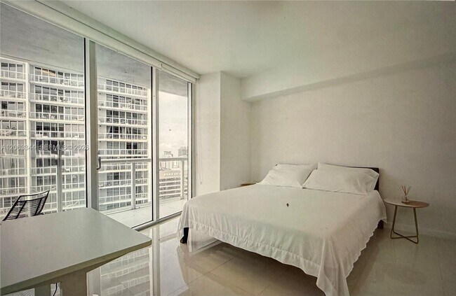 Building Photo - 475 Brickell Ave