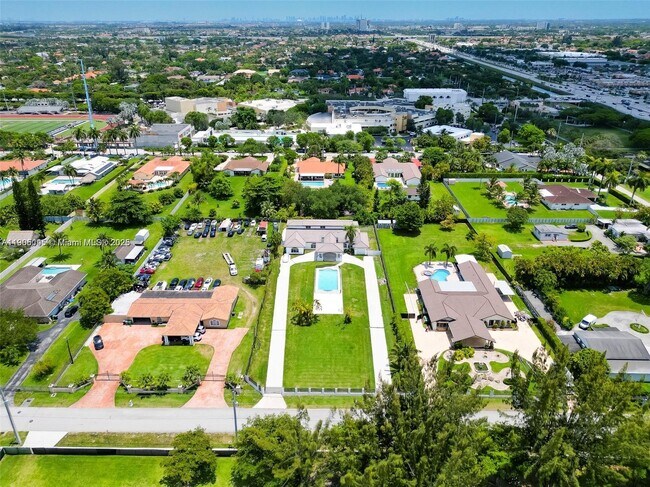 Building Photo - 425 SW 129th Ave