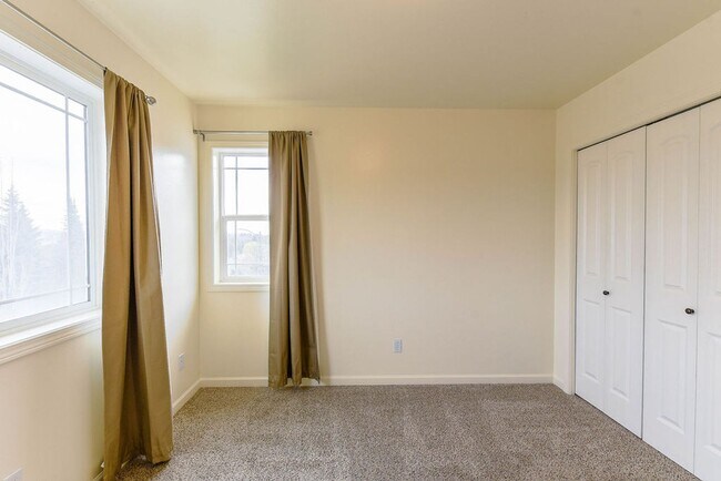 Building Photo - Beautiful 3 bed/2.5 bath single family hom...