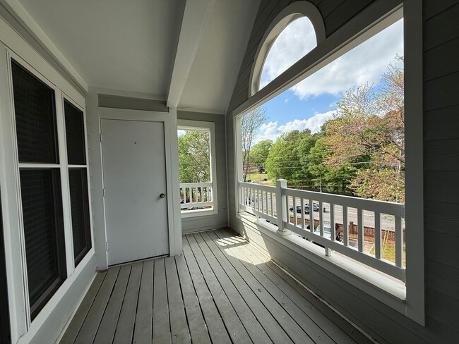 Building Photo - Newly Remodeled 2BD, 1.5BA Raleigh Condo in Prime Location with HOA Amenities