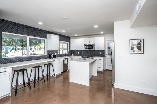 Building Photo - Biltmore District Luxury – 3 month leases avaialble 2,795.00