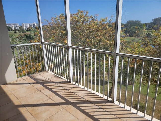 Building Photo - 3050 N Palm Aire Dr