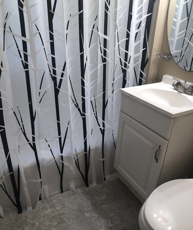 Building Photo - Gorgeous South KC Split Level