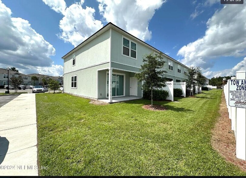 Building Photo - 608 Yellow Oaks Ln