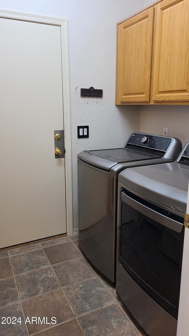 Building Photo - 14206 S 12th Pl