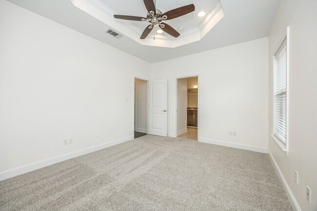 Building Photo - Charming Home Move-in Ready!