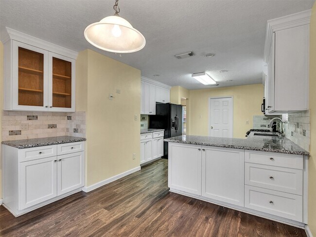 Building Photo - 1814 Oak Valley Dr