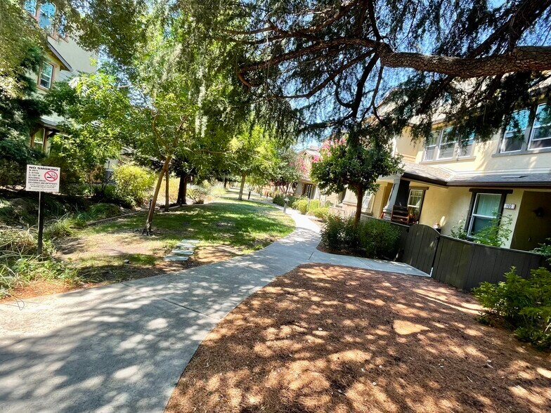 Building Photo - 722 El Paseo Cir