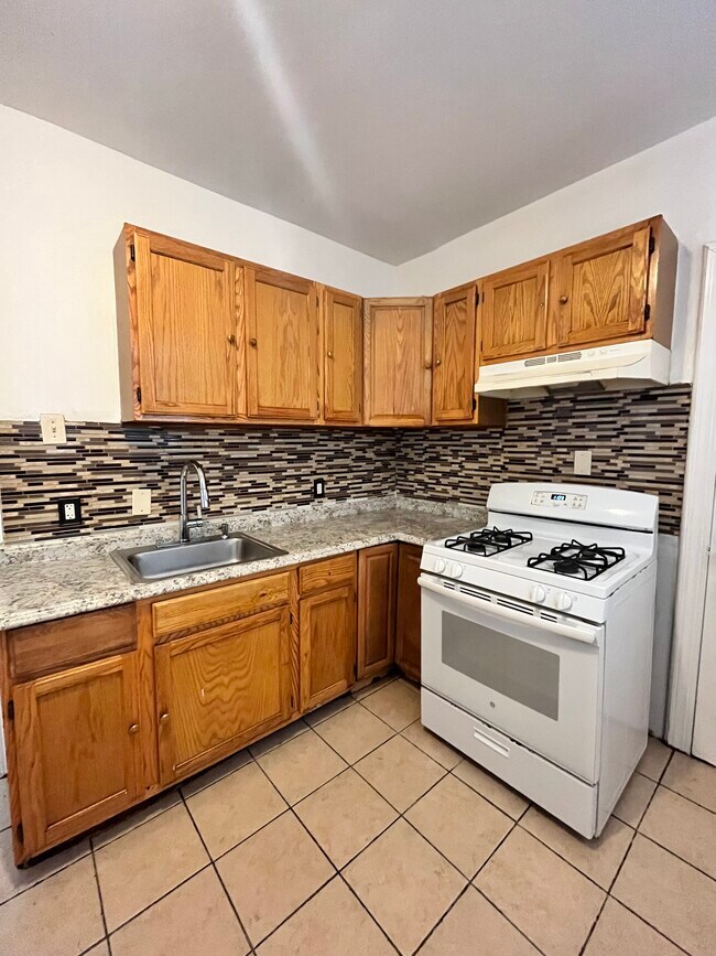 Primary Photo - 144 Bidwell Ave