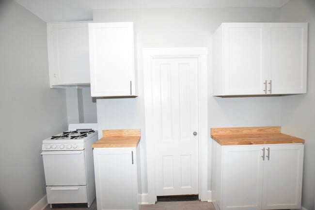 Building Photo - 426 N Lake St