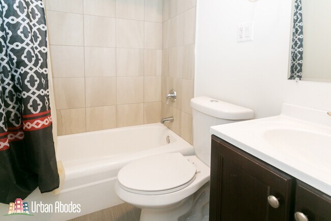 Building Photo - 6211 N Kenmore Ave