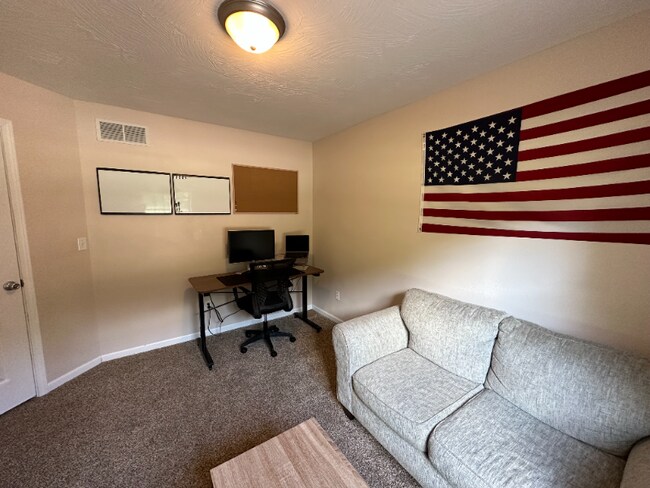 Building Photo - 15640 Top Dr