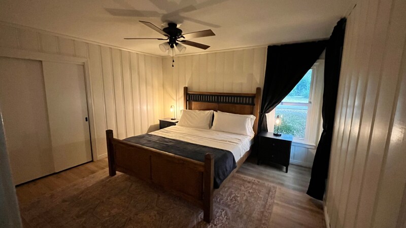 Building Photo - 1000 E Walnut St