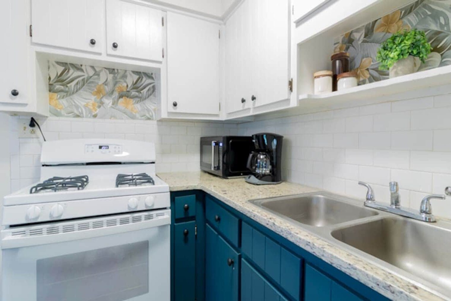 Building Photo - 3912 Crestview Dr