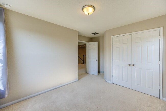 Building Photo - 5918 Rivergrove Bend Dr