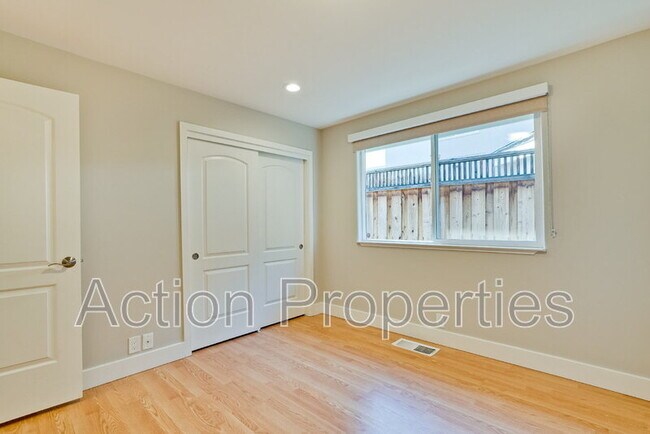 Building Photo - 261 Langton Ave