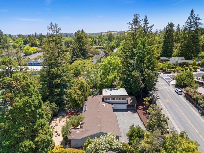 Building Photo - Spacious Menlo Park Retreat with 6 Bedroom...