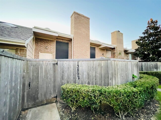 Building Photo - 13892 Hollowgreen Dr