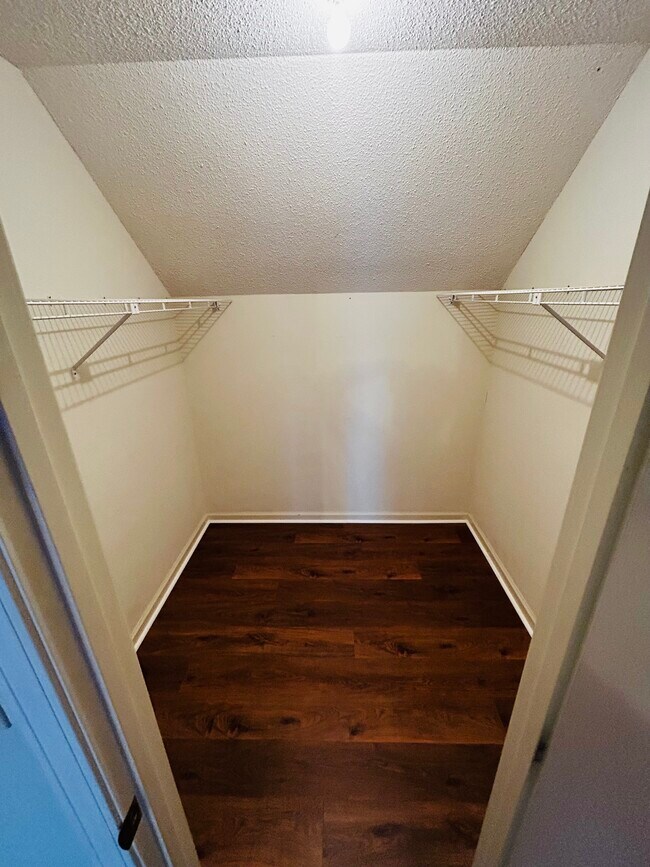 Building Photo - 709 Pineapple Pointe