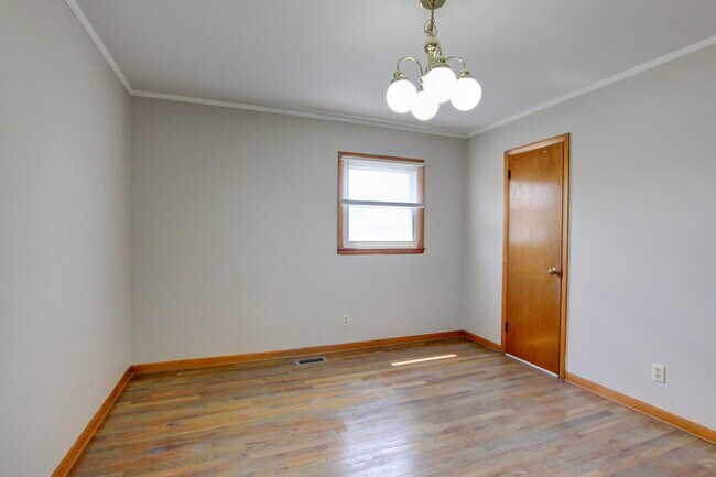 Building Photo - 104 W McReynolds Dr
