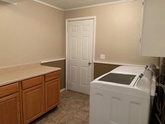 Building Photo - Beautiful 4 Bedroom Quad Level Located in Buffalo Ridge!!!!