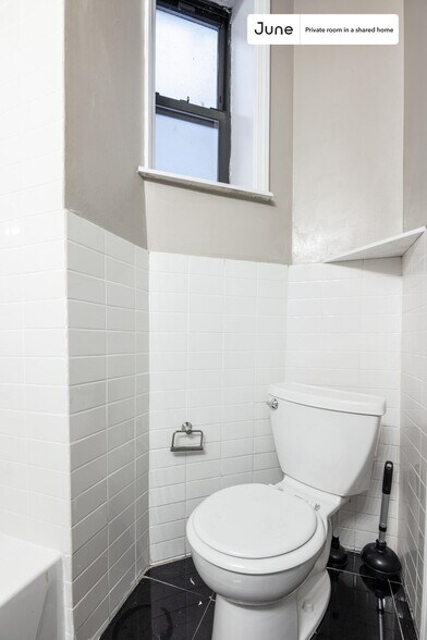 Building Photo - Private bedroom in 4 bed/1 bath Home