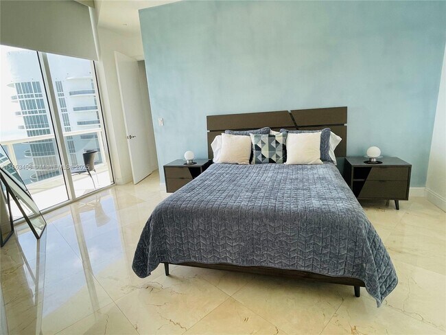 Building Photo - 16001 Collins Ave