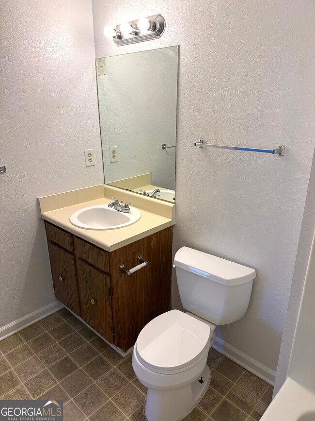 Building Photo - 1600 Oakpoint Dr SW