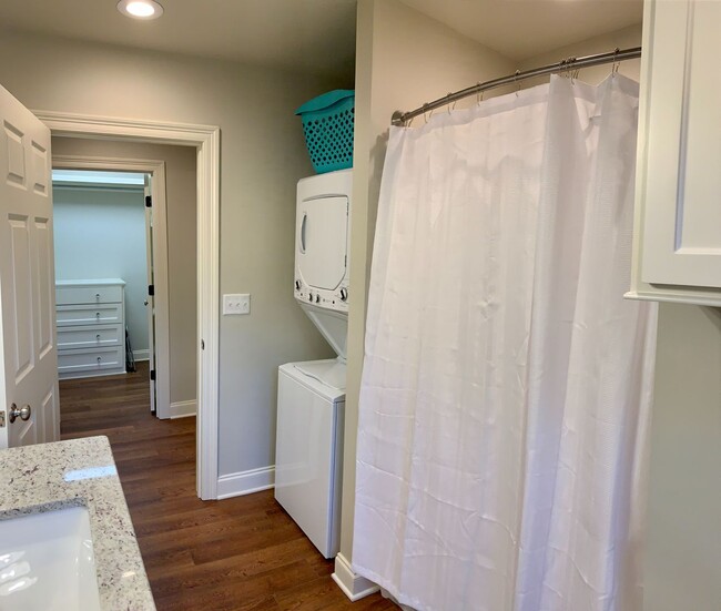 Building Photo - Fondren Studio Apartment - Furnished and U...