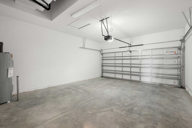 Building Photo - Towns at Woodsdale Villa! -3/2/2 in Wesley...