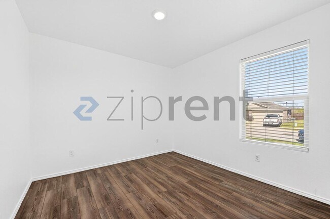 Building Photo - 900 Wildflower St