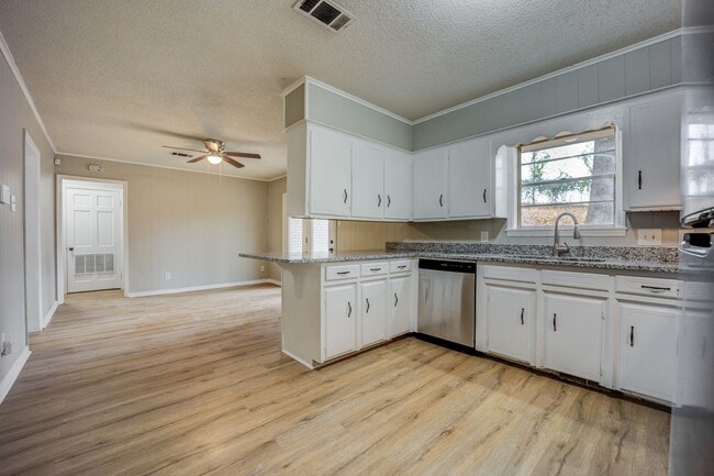 Building Photo - Freshly Updated 3 Bedroom House