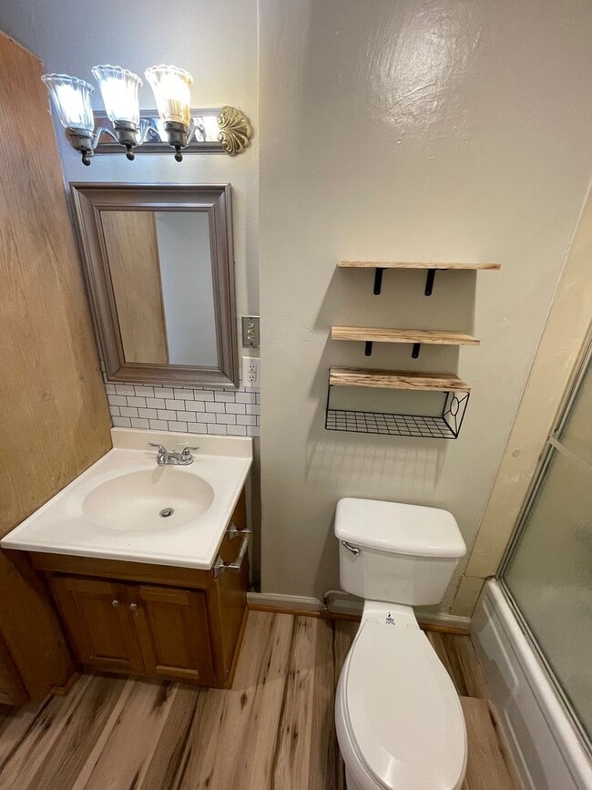 Building Photo - 2 bedroom 1 1/2 bath condominium