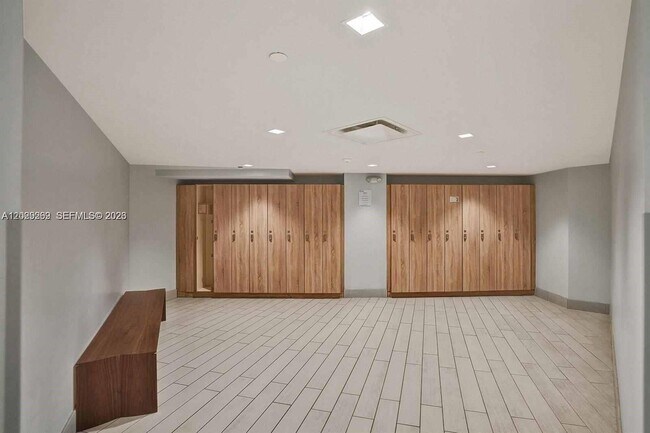 Building Photo - 2500 Parkview Dr