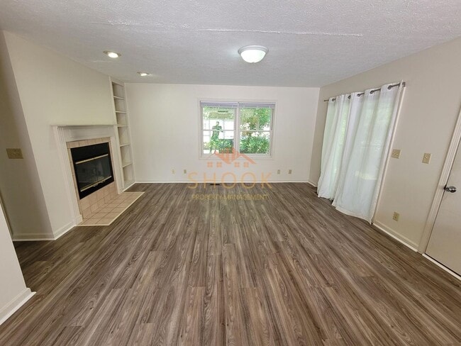 Building Photo - Large 3 BR Townhome/Condo - Available mid June