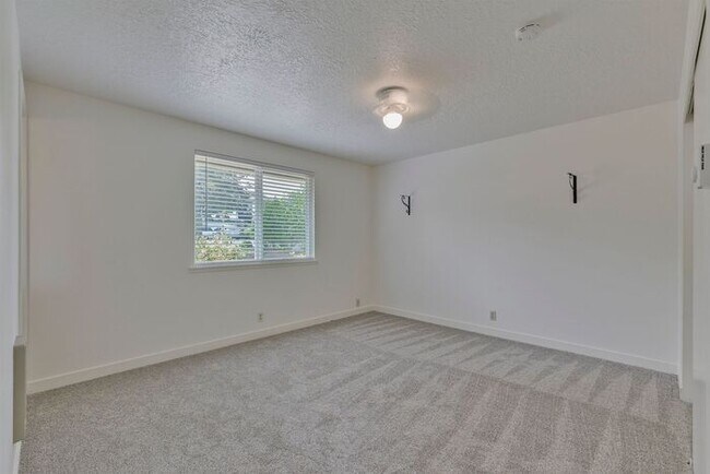 Building Photo - Freshly Updated 3-Bedroom Home with Fenced Backyard in Forest Grove!