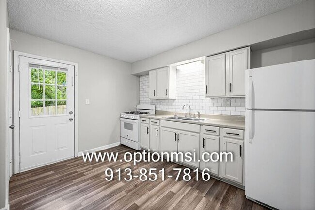 Building Photo - Very Spacious and ready for immediate move-in!!