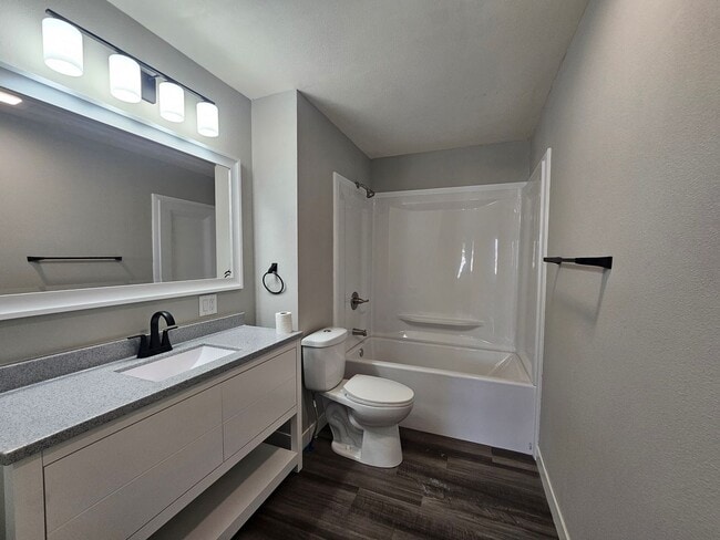 Building Photo - NE 3 bedroom 1 bath with garage near shopp...