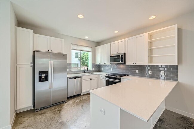 Building Photo - 801 N Bluff Dr