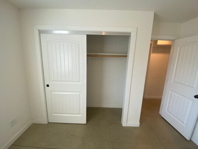 Building Photo - 1540