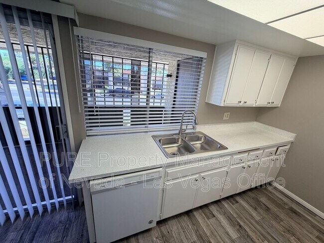 Building Photo - 1405 E Vegas Valley Dr