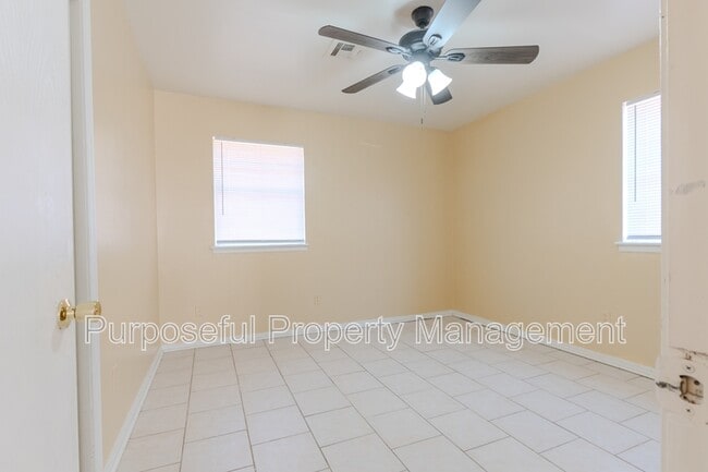 Building Photo - 809 Meadowgreen Dr