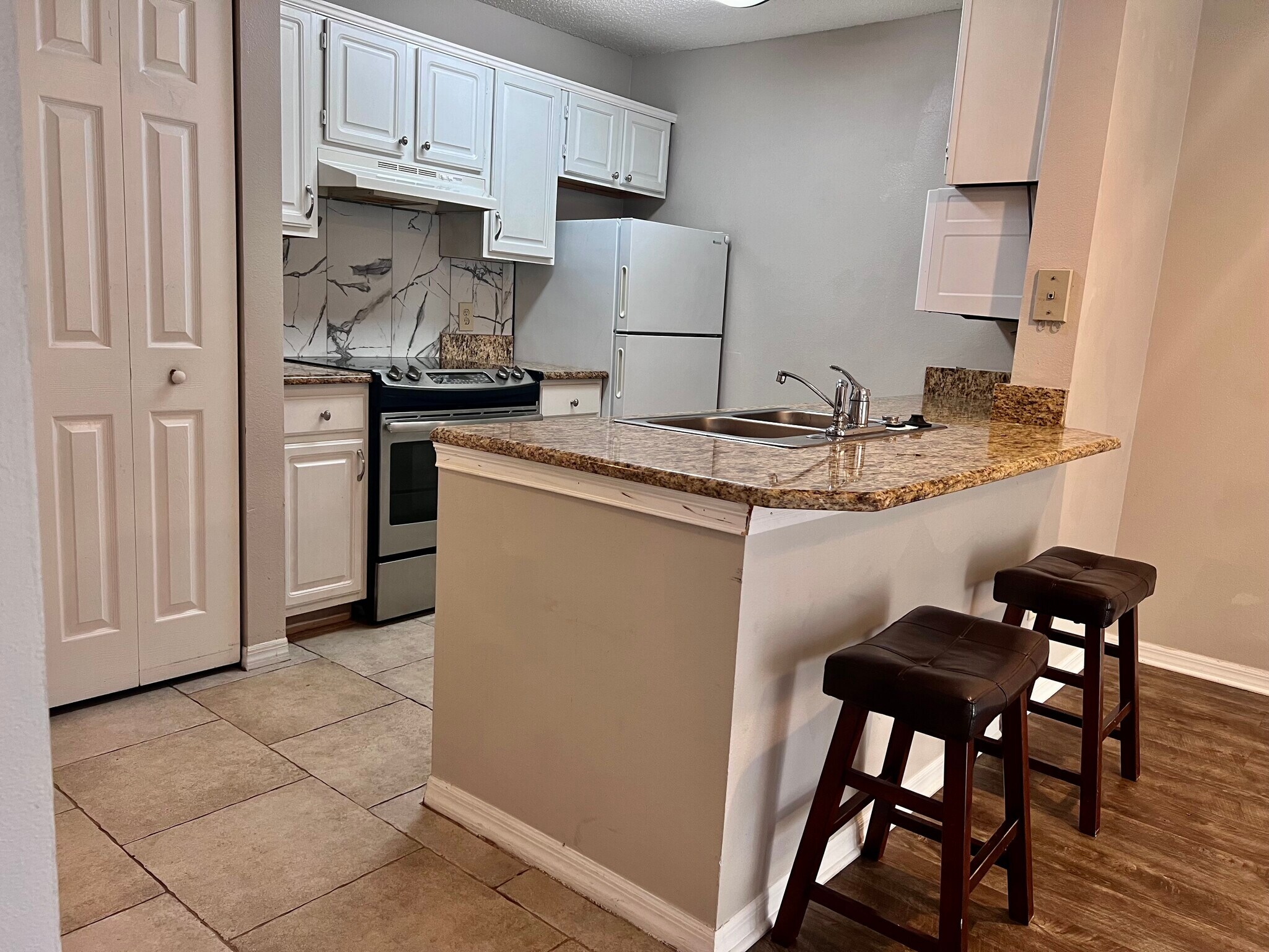 Kitchen and Bar - 1929 Summer Club Dr