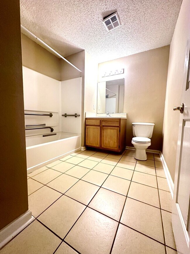 Building Photo - Cozy 2B/2B Unfurnished Condo near Beach in...