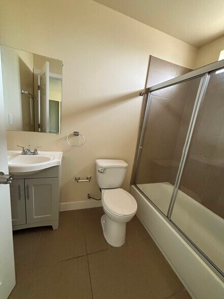 Building Photo - 7710 S Hoover St