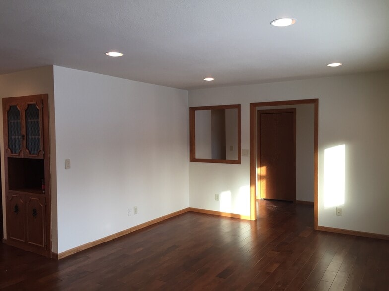 Building Photo - 521 6th Avenue Northeast