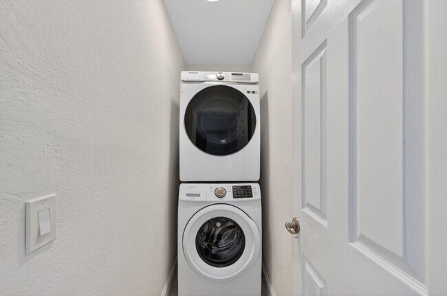 Building Photo - 2213 NE 16th St